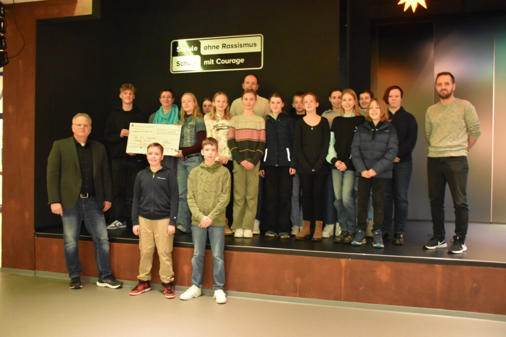 Schulgemeinschaftliches Sozialprojekt spendet für Trauerland Belm