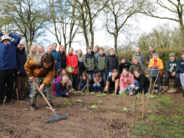 Erster Pflanztermin des Jahres im Schulgarten der IGS Bramsche